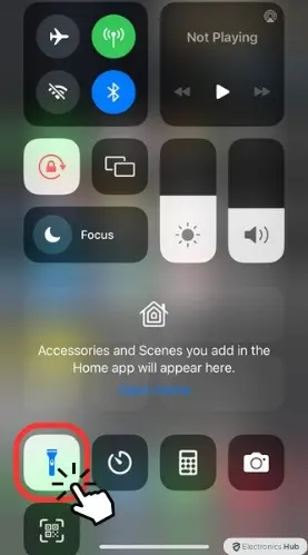 how to turn off flashlight on iphone